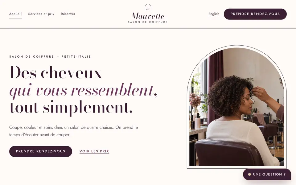 Site Mauvette (salon de coiffure), page d’accueil sur un écran d’ordinateur